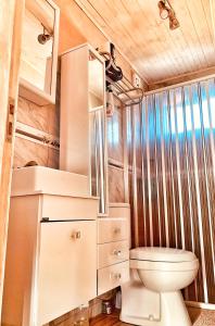 un piccolo bagno con un water e un lavandino di La Promesa B&B a Xuí Altre 31 foto