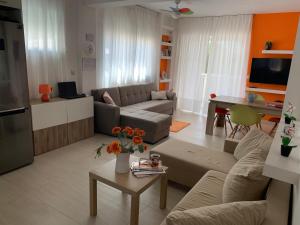 TV a/nebo společenská místnost v ubytování Villa Evita Garden Floor Suite