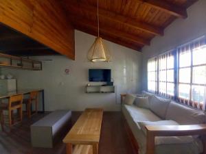 een woonkamer met een bank en een tafel bij Punto Sur-Barlovento -centro Ushuaia in Ushuaia