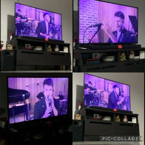 un gruppo di quattro schermi televisivi con un uomo al microfono di La Promesa B&B a Xuí