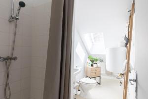 a bathroom with a white toilet and a window at L'appart K-shmire- Cosy et spacieux, 4 pers in Le Mans