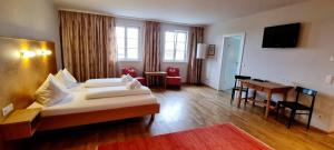 Habitación de hotel con cama y escritorio en Wirtshaus Leindl en Krems an der Donau