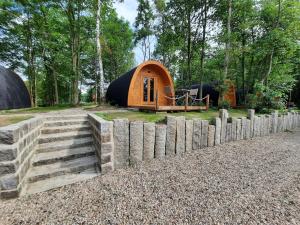uma casa com uma cerca em frente em 28 Premium Camping Pod em Silberstedt