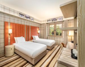 een hotelkamer met 2 bedden en een raam bij Polat Palandöken in Erzurum