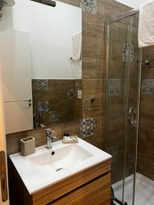 W łazience znajduje się umywalka i prysznic. w obiekcie VICTORIA HOTEL B&B w mieście Napoli