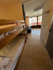 Zimmer mit 2 Etagenbetten und Flur in der Unterkunft Cosy and Lovely Unit in Val Thorens