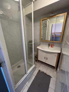 ein Bad mit einer Dusche und einem Waschbecken in der Unterkunft Cosy and Lovely Unit in Val Thorens