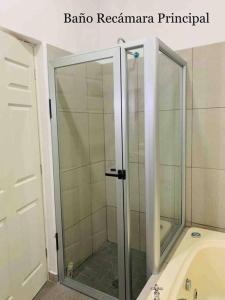 La salle de bains est pourvue d'une douche avec une porte en verre. dans l'établissement Depa el señor, à Ciudad Guzmán