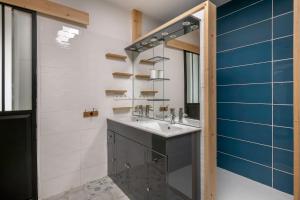 a bathroom with a sink and a mirror at Séjour pour 11 - Jardin - Arzon in Arzon