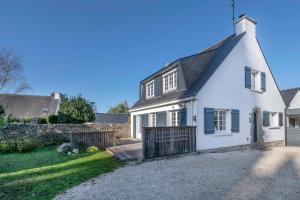 a white house with a black roof at Séjour pour 11 - Jardin - Arzon in Arzon