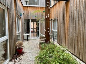 un cortile di un edificio con recinzione di Residences De Chartres a Chartres