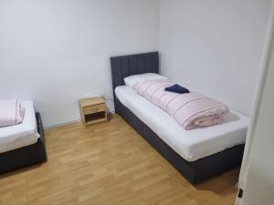a bedroom with a bed with a pink blanket on it at Ferienwohnung Kassel Zentral in Kassel