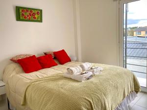 ein Schlafzimmer mit einem Bett mit Handtüchern darauf in der Unterkunft Yoppen: Duplex 2 dormitorios en Ushuaia in Ushuaia