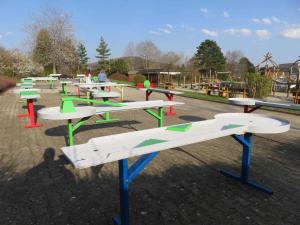 un groupe de tables de pique-nique dans un parc dans l'établissement Feriendorf Öfingen 04, à Bad Dürrheim