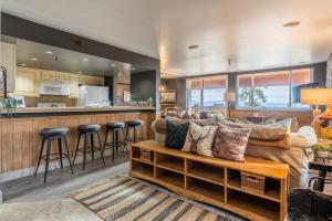 een woonkamer met een bank en een bar bij Bridges 112 in Mammoth Lakes