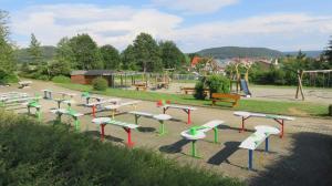 ein Park mit einem Haufen verschiedener farbiger Spielplatzgeräte in der Unterkunft Feriendorf Öfingen 12 in Bad Dürrheim