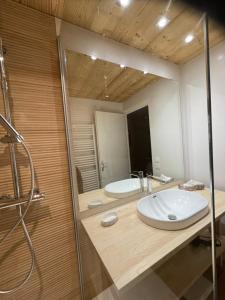 a bathroom with two sinks and a large mirror at ATHOS D2 jusqu'à 8pers-ALPE D'HUEZ-Centre Station in LʼHuez