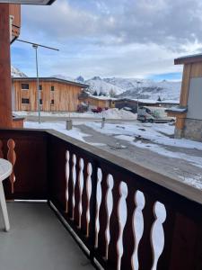 a balcony with a view of the snow covered mountains at ATHOS D2 jusqu'à 8pers-ALPE D'HUEZ-Centre Station in LʼHuez