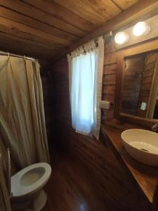 マル・デル・プラタにあるCompartiendo el paraisoのトイレと洗面台付きのバスルーム +52枚の写真