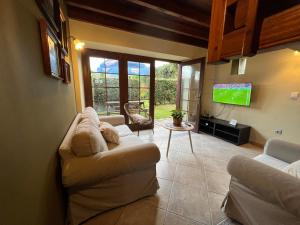A television and/or entertainment centre at Complejo la Regalina
