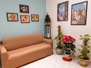 A seating area at Biddizzi