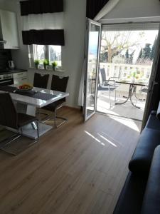 cocina y sala de estar con mesa y sillas en Apartment in Duce with sea view, terrace, air conditioning, WiFi 3423-6 en Duće