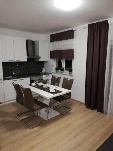 cocina y comedor con mesa blanca y sillas en Apartment in Duce with sea view, terrace, air conditioning, WiFi 3423-6 en Duće