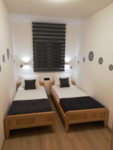 2 camas individuales en una habitación con ventana en Apartment in Duce with sea view, terrace, air conditioning, WiFi 3423-6 en Duće