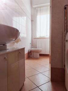 y baño con lavabo y aseo. en IEO -Humanitas - SUNNY HOUSE - Comodissimo, en Locate di Triulzi