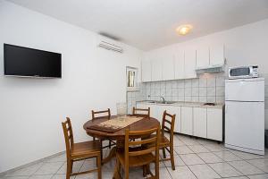 Kuchyňa alebo kuchynka v ubytovaní Apartment in Duce with sea view, terrace, air conditioning, WiFi 3423-3