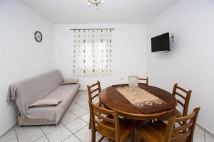 Televízia a/alebo spoločenská miestnosť v ubytovaní Apartment in Duce with sea view, terrace, air conditioning, WiFi 3423-3