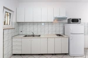 Kuchyňa alebo kuchynka v ubytovaní Apartment in Duce with sea view, terrace, air conditioning, WiFi 3423-3
