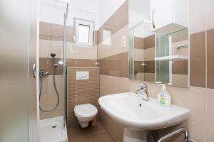 Kúpeľňa v ubytovaní Apartment in Duce with sea view, terrace, air conditioning, WiFi 3423-3 + 36 fotografií
