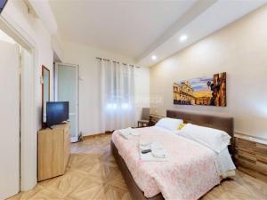 Schlafzimmer mit einem Bett und einem Flachbild-TV in der Unterkunft LECCE MON AMOUR B&B in Lecce