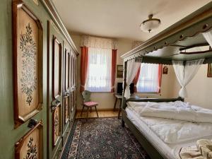 um quarto com uma cama de dossel num quarto em Landhaus-Chalet-Keilberger Blick em Kurort Oberwiesenthal