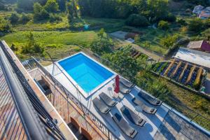 Bazén v ubytování Holiday house in Supetarska Draga with sea view, terrace, air conditioning, WiFi 890-1 nebo v jeho okolí