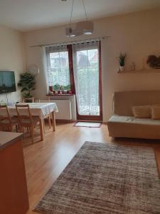 salon ze stołem i kanapą w obiekcie Apartamenty Przytulny - Pod Aniołem w Kazimierzu Dolnym