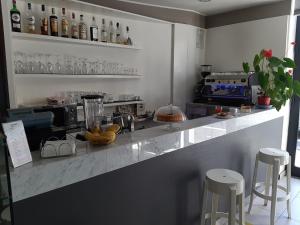 una cucina con bancone e sgabelli da bar di Hotel Aniene a Roma