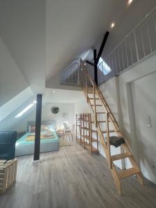 ein Schlafzimmer mit einem Bett und einer Treppe in einem Zimmer in der Unterkunft Mayen, Bäckerstr, Privatzimmer Nr3, Innenstadt, nähe Nürburgring & Burg Eltz, Gemeinschaftsbad in Mayen