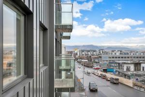 een uitzicht op een stadsstraat vanuit een gebouw bij Sunny Central Apartment in Reykjavík