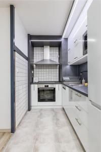 Kuchyňa alebo kuchynka v ubytovaní Venus Apartments - Westside residence + 21 fotografií