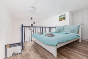 A bed or beds in a room at Venus Apartments - Westside residence