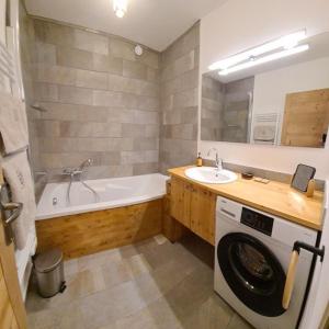 O baie la Les Suites du Monetier, alliant le charme et l'authenticité d'un chalet de prestige au cœur du village +68 fotografii