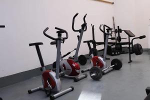a group of exercise bikes parked in a room at Hotel Ychoalay Caz in Reconquista