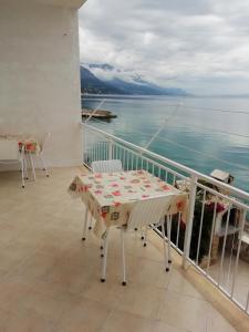 een balkon met een tafel en uitzicht op het water bij Apartment in Pisak with sea view, balcony, air conditioning, WiFi 195-1 in Pisak