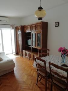 een woonkamer met een tafel met stoelen en een bank bij Apartment in Pisak with sea view, balcony, air conditioning, WiFi 195-1 in Pisak
