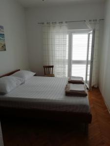 een slaapkamer met een groot bed en een raam bij Apartment in Pisak with sea view, balcony, air conditioning, WiFi 195-1 in Pisak