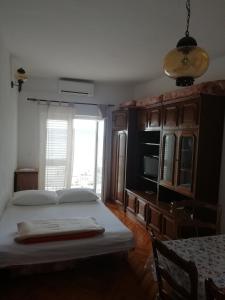 een slaapkamer met een bed, een tafel en een raam bij Apartment in Pisak with sea view, balcony, air conditioning, WiFi 195-1 in Pisak