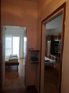 een kamer met een spiegel en een kamer met een keuken bij Apartment in Pisak with sea view, balcony, air conditioning, WiFi 195-1 in Pisak