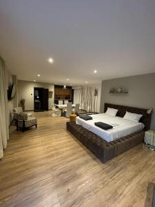 - une chambre avec un grand lit et un salon dans l'établissement R34 Boutique Guest House, à Veliko Tarnovo